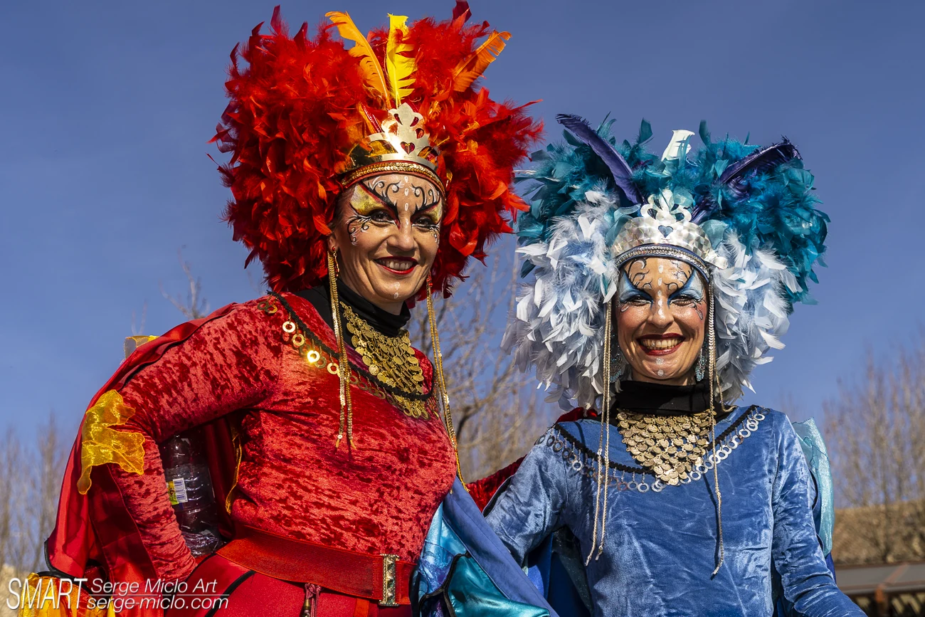 Deux artistes costumées du carnaval, sans public identifiable