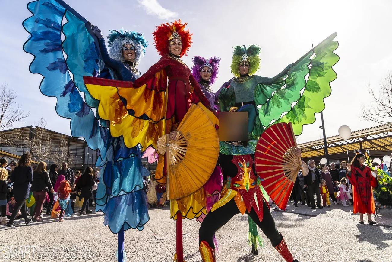 Échassiers aux costumes colorés pendant un carnaval