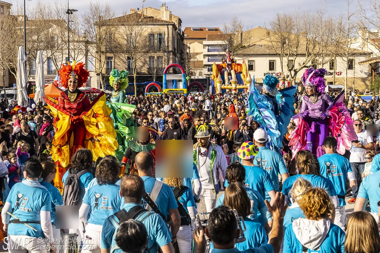 Grande parade de carnaval entourée par la foule