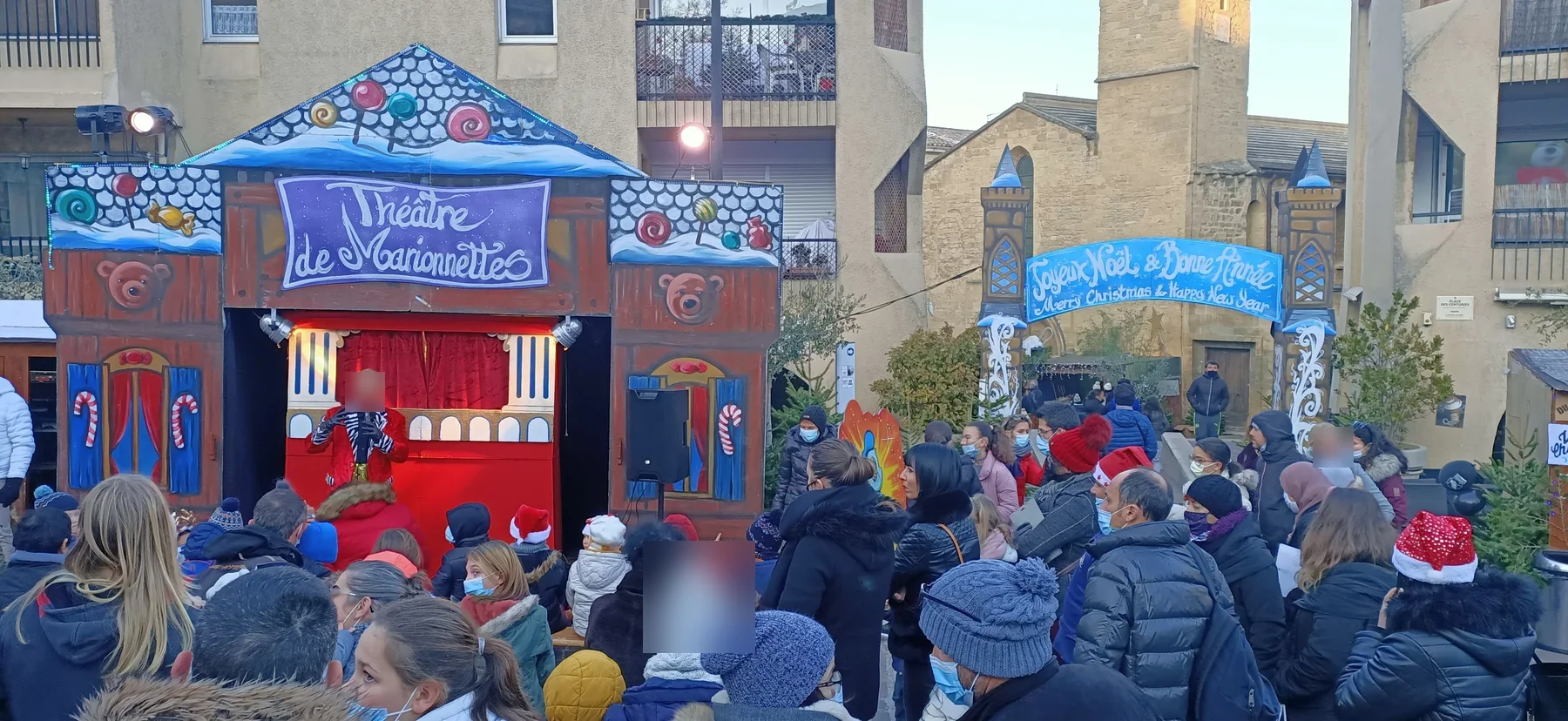 Public vu de dos devant le théâtre de Noël