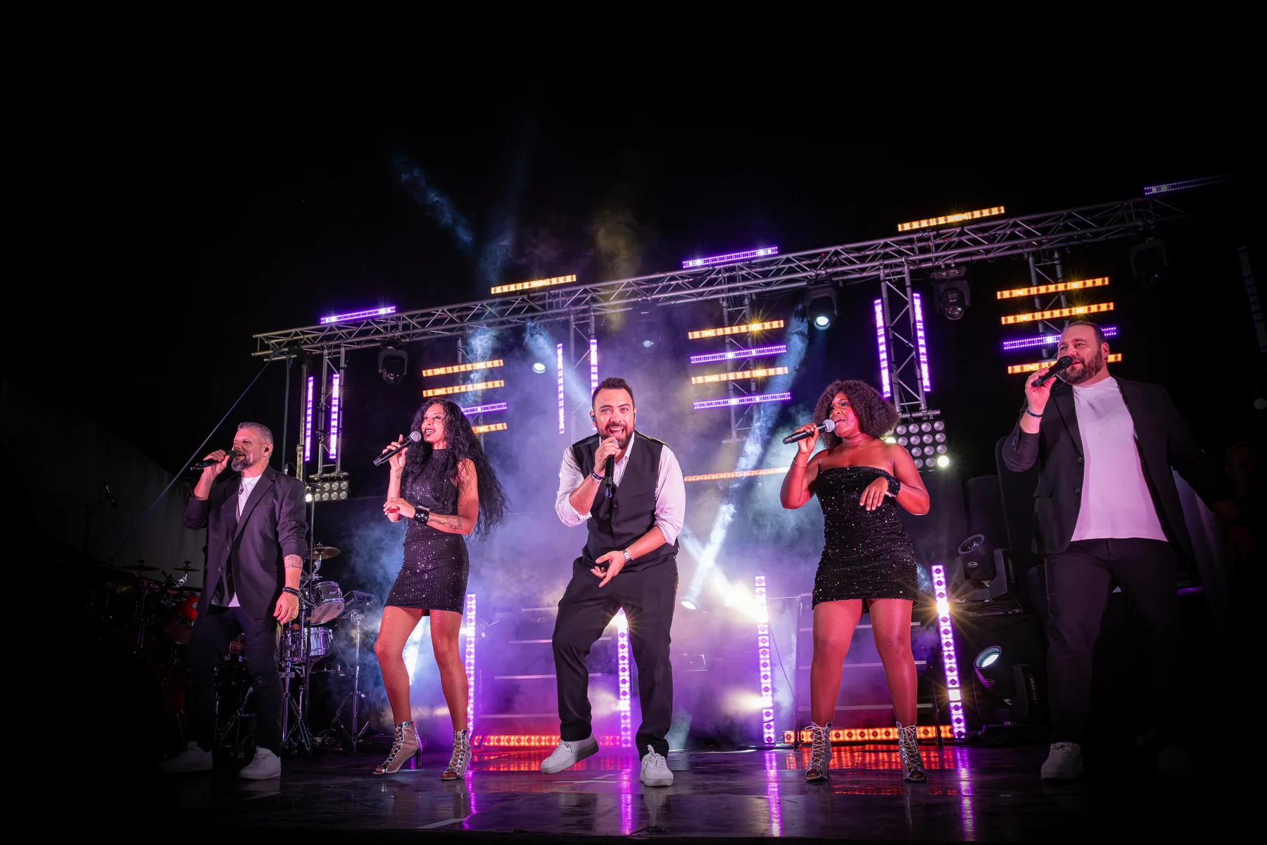 Les chanteurs et danseuses de NEWZIK à Entressen