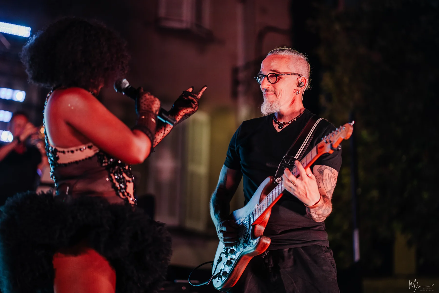Une chanteuse de NEWZIK accompagnée par le guitariste à Flayosc